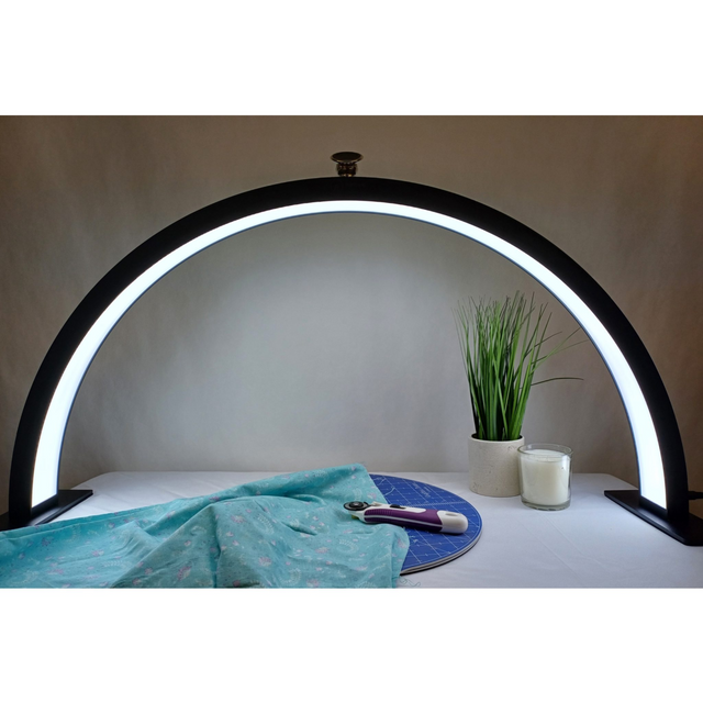 Desk curve half-moon lamp