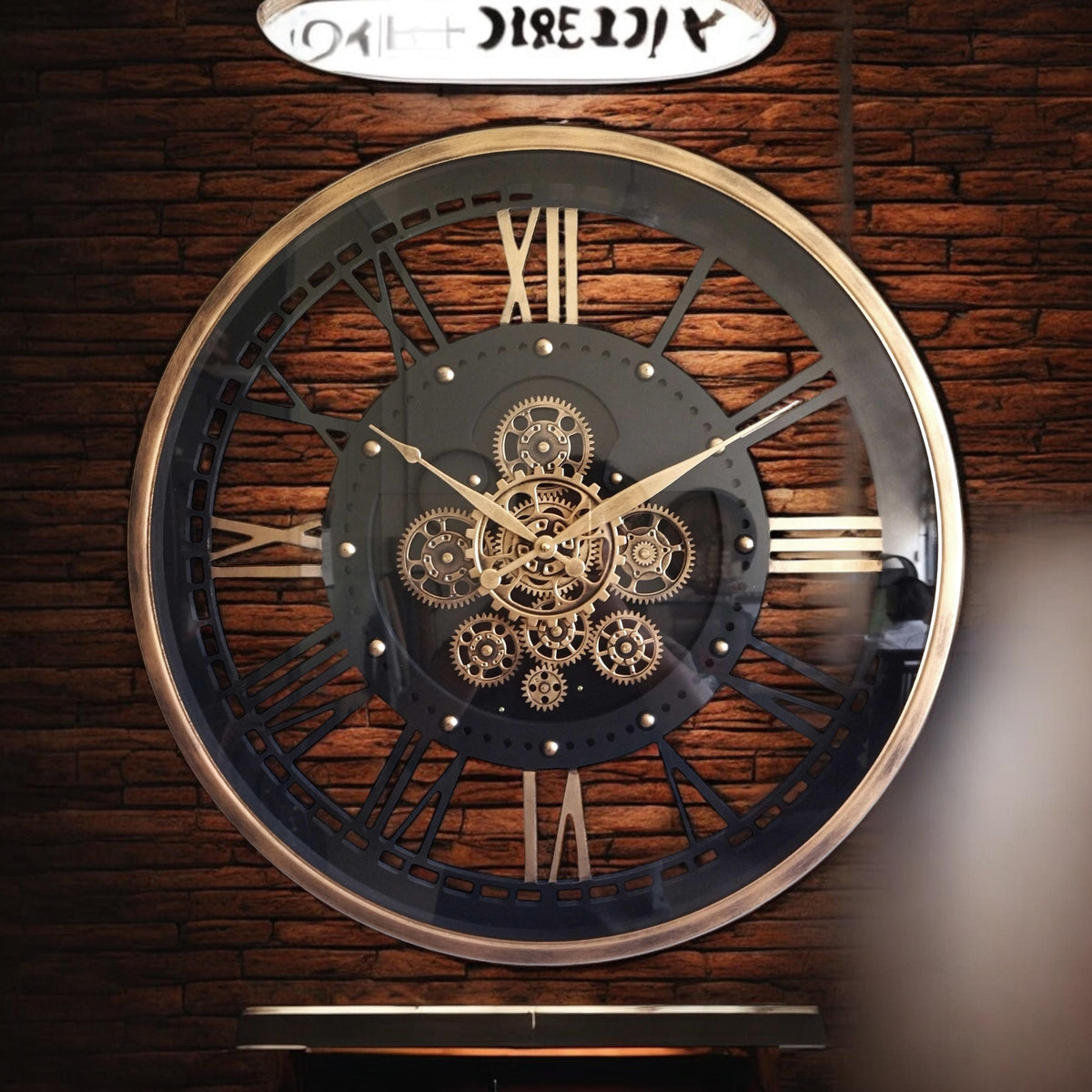 AcaciaHome Round Wall Clock with Roman Numerals and Moving Gears – Industrial Quartz Clock, Black & Gold 60cm
