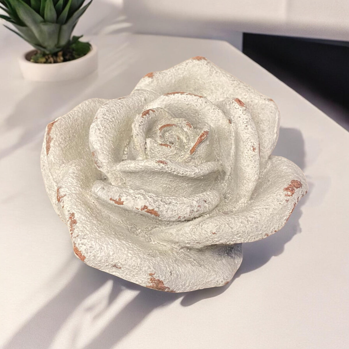 Stone-Look Resin Flower Garden Ornament on Base – Decorative Floral Figurine for Home or Office, 11cm