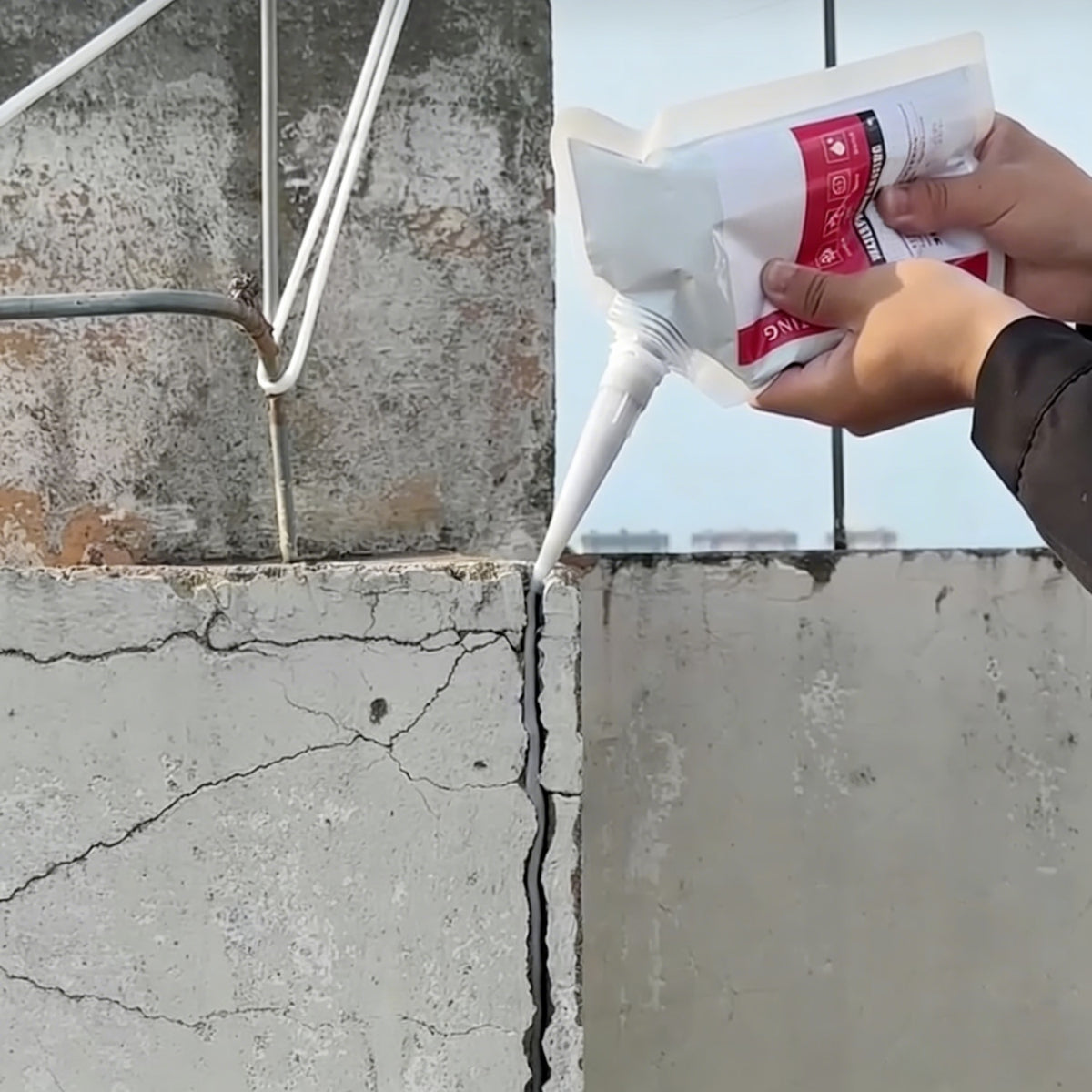 Avilo DeepSeal Concrete Crack Repair – No-Mix Waterproof Self-Levelling Filler for Walls, Patios and Driveways