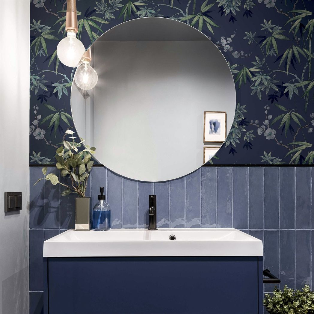 Arthouse Jasmine Garden Vinyl Wallpaper with Lilac Flowers and Metallic Touches – Hardwearing, Navy