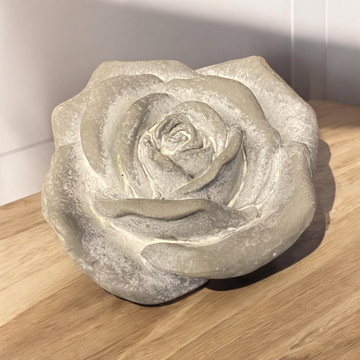 Stone-Look Resin Flower Garden Ornament on Base, 11cm – Decorative Sculpture for Home or Office