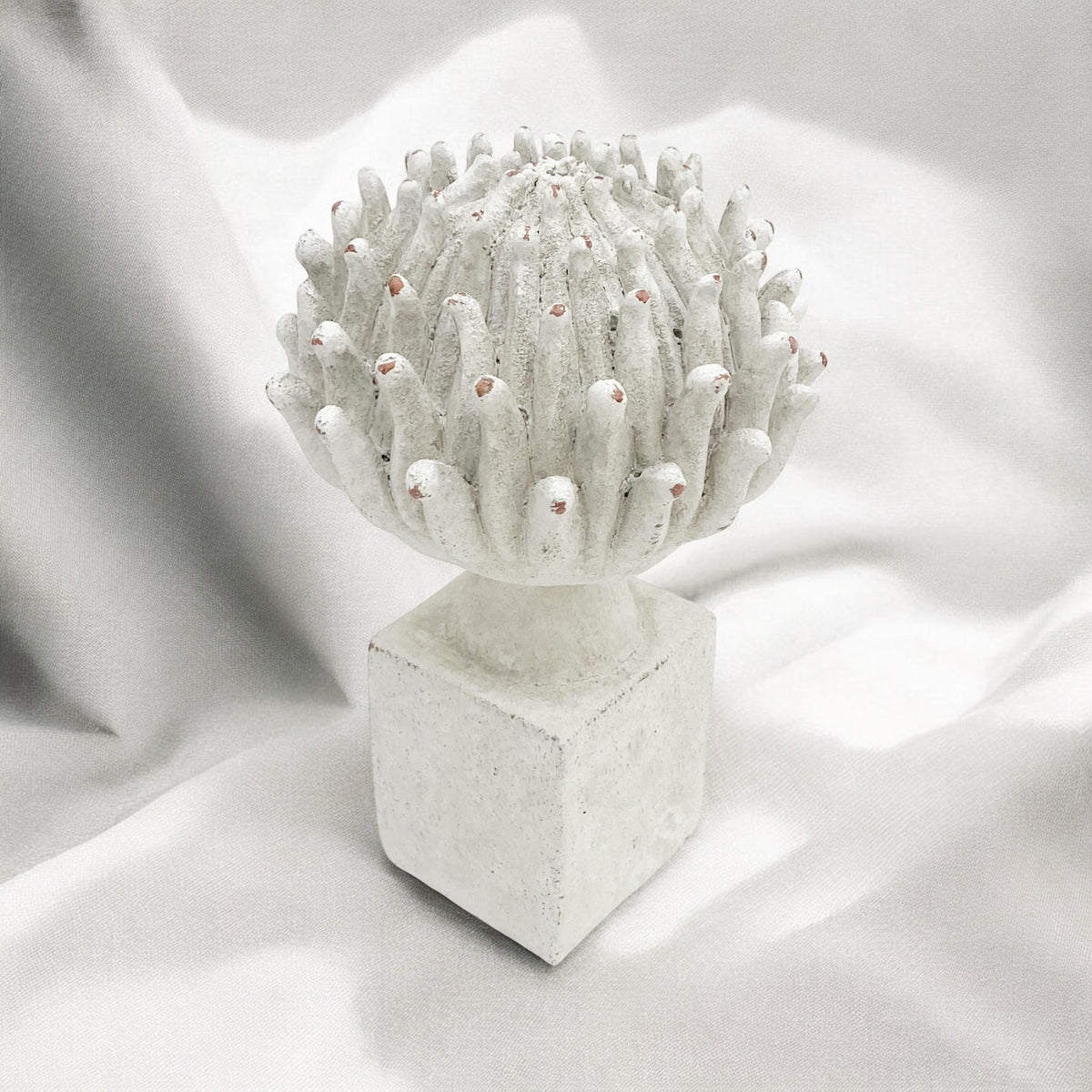 Stone-Look Resin Flower Garden Ornament on Base – Decorative Floral Figurine for Home or Office, 27cm