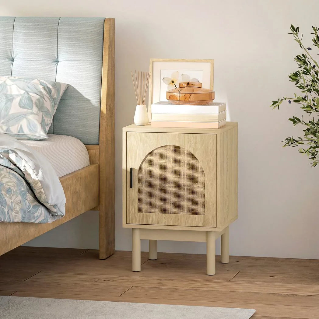 HOMCOM Rattan Bedside Table with Arched Doors and Adjustable Shelf – Boho Bedroom Nightstand, Natural Wood