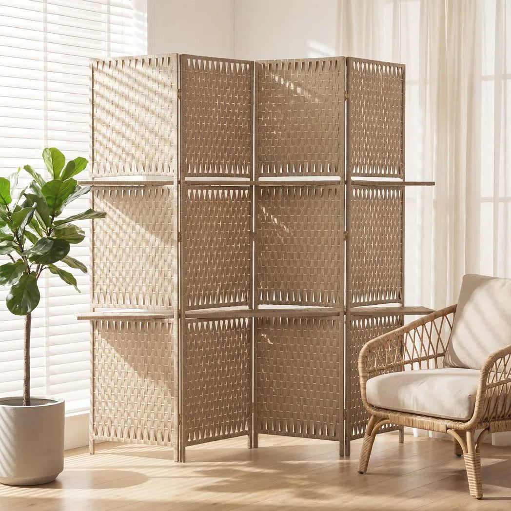 HOMCOM Wave Fibre Folding Privacy Screen with Two Shelves – Freestanding 4 Panel Room Divider, Natural Wood Finish