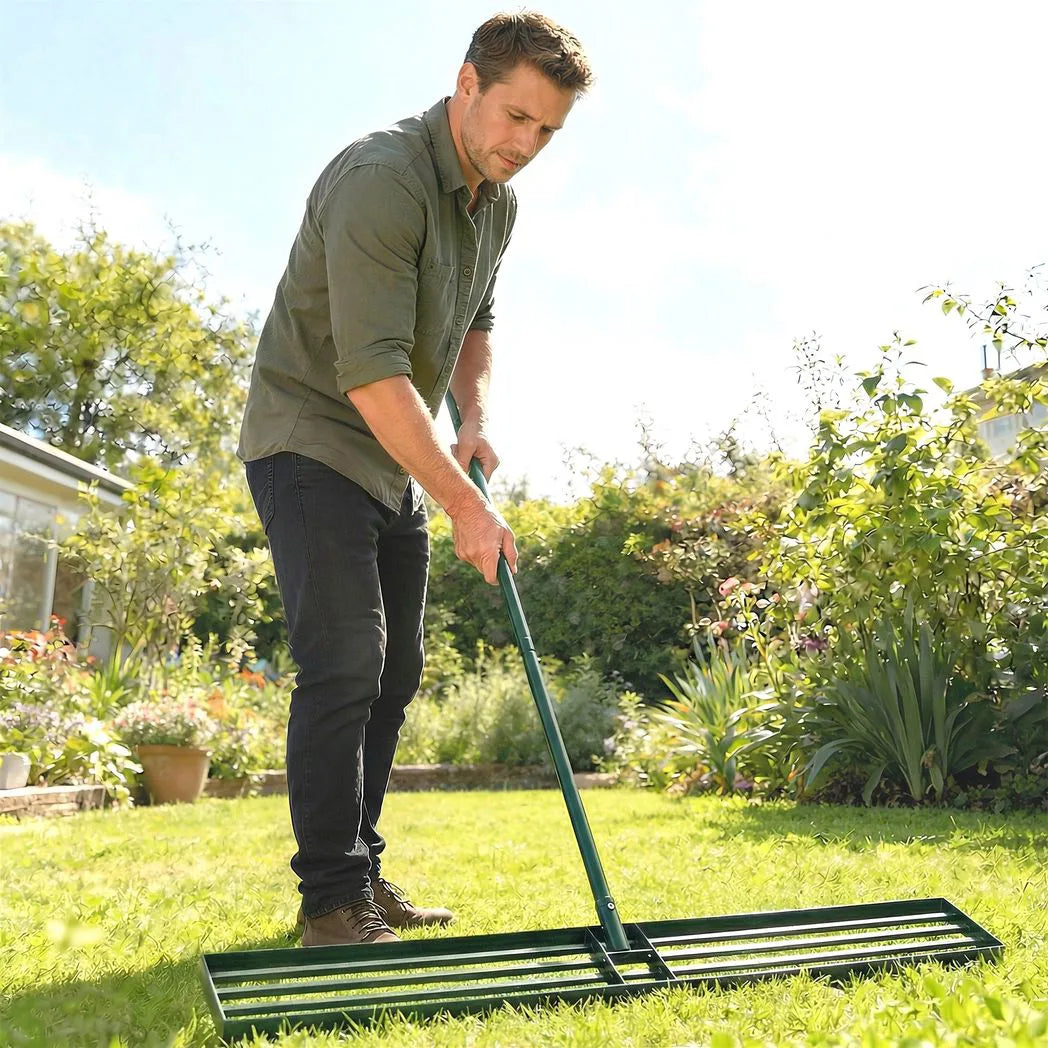 Outsunny Lawn Levelling Rake – 113 x 26cm Lawn Leveller Lute with 169cm Handle for Soil, Sand and Grass