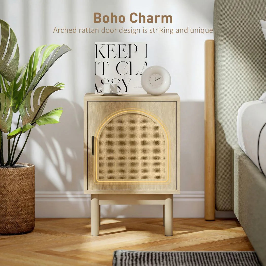 HOMCOM Rattan Bedside Table with Arched Doors and Adjustable Shelf – Boho Bedroom Nightstand, Natural Wood