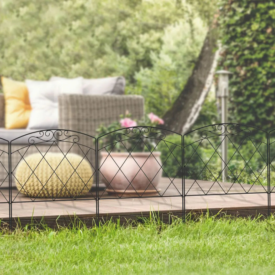 Outsunny 3m Decorative Metal Garden Fence, Diamond and Swirl Pattern – Flexible Border Fencing
