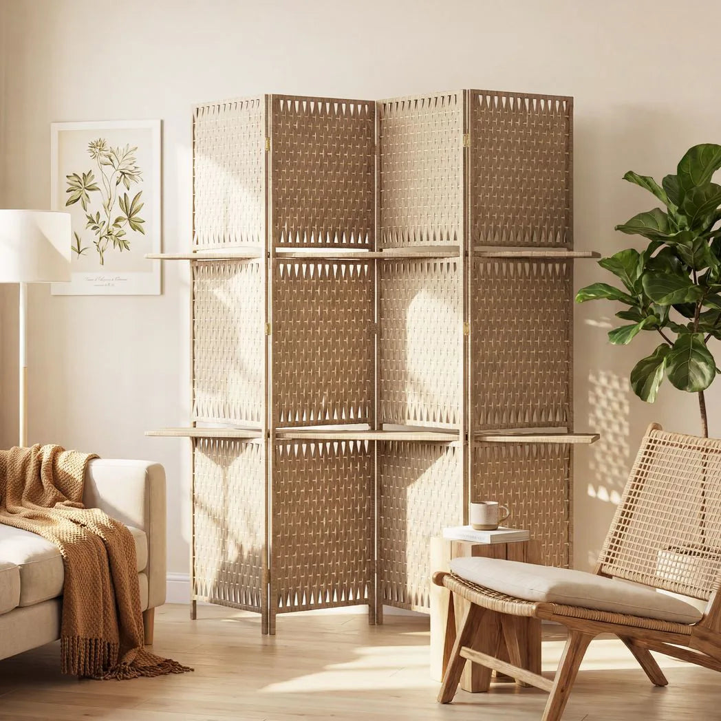 HOMCOM Wave Fibre Folding Privacy Screen with Two Shelves – Freestanding 4 Panel Room Divider, Natural Wood Finish