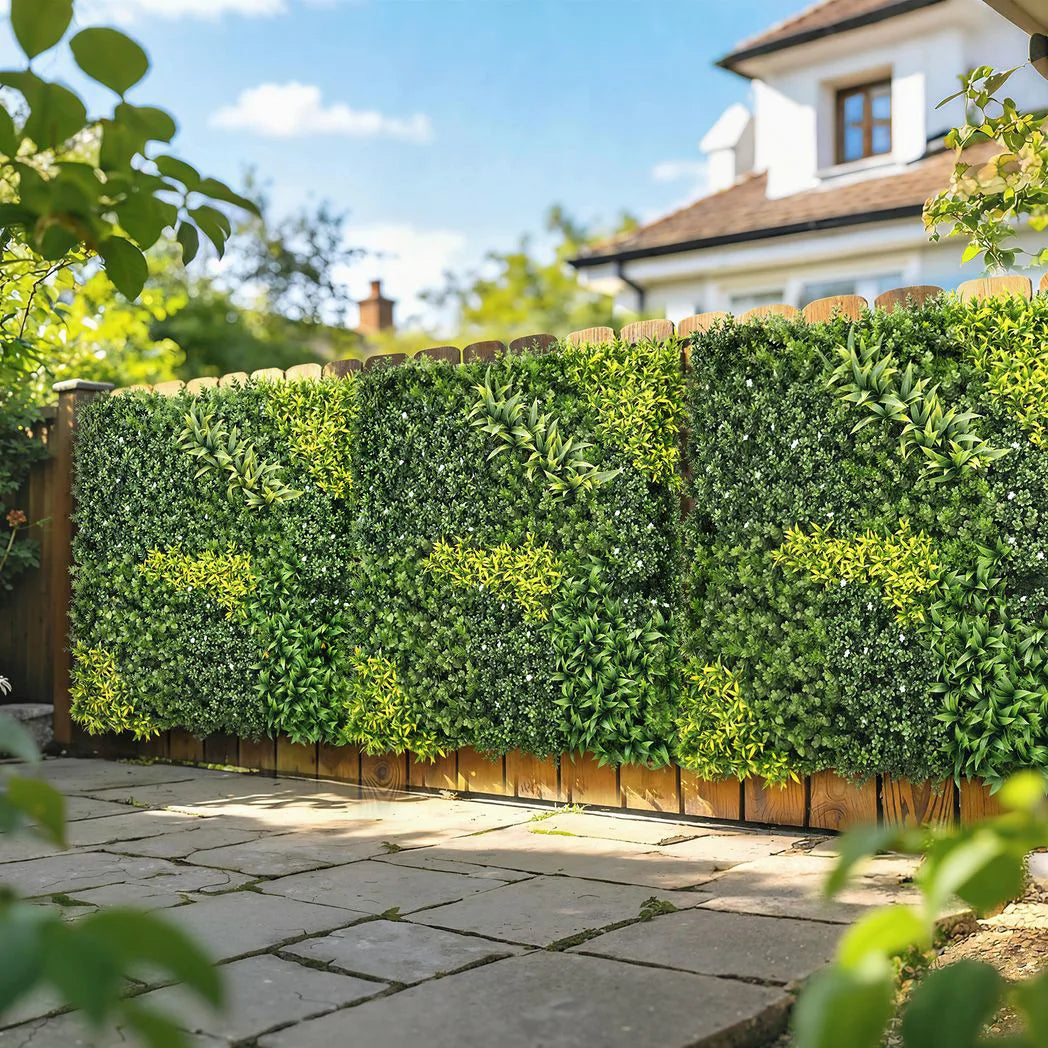 Outsunny Artificial Plant Wall Panel – 100 x 100cm UV-Resistant Greenery Backdrop and Privacy Screen, Green