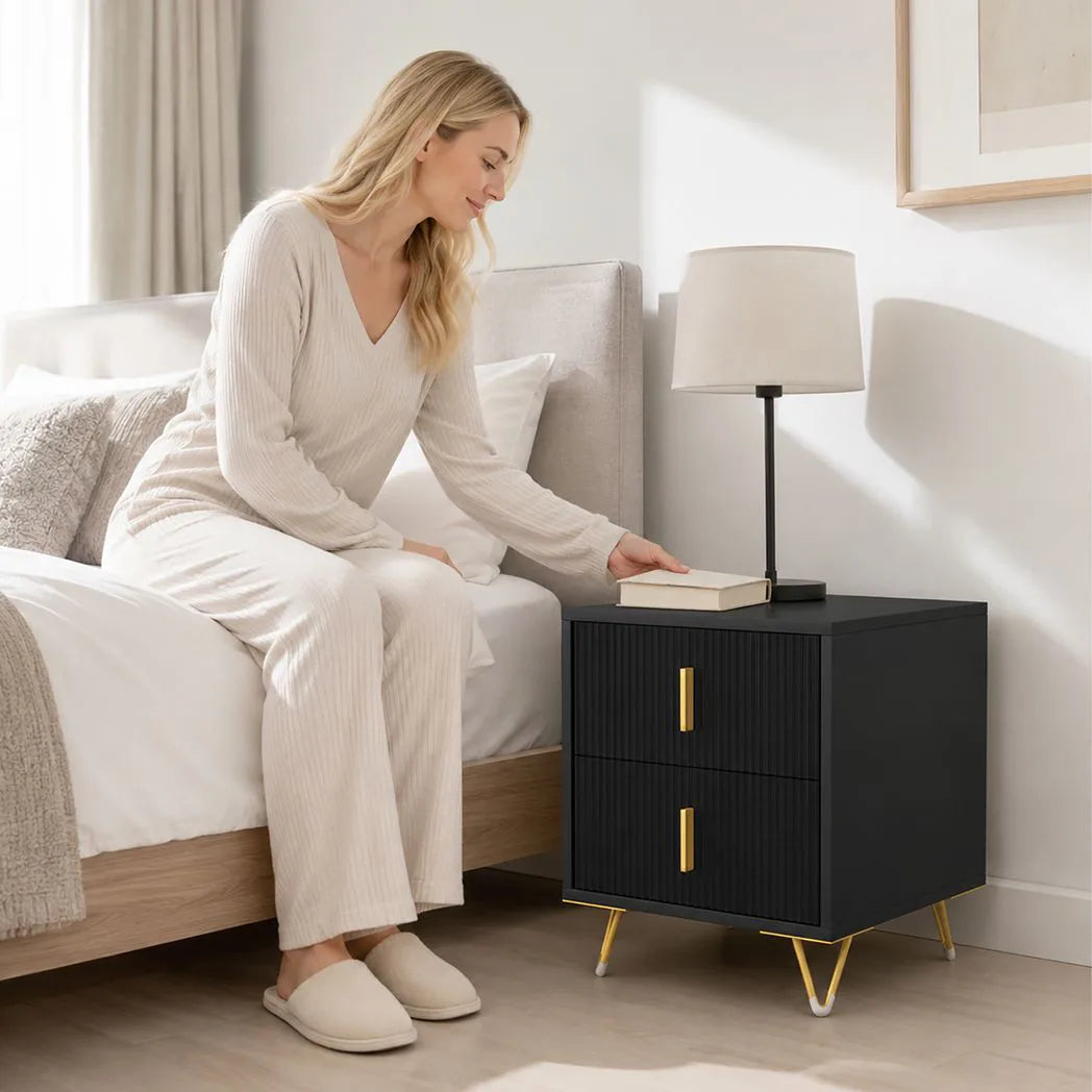 HOMCOM Fluted Bedside Table with 2 Drawers and Gold-Tone Handles, Compact Nightstand with Hairpin Legs – Black