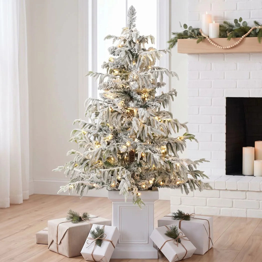 HOMCOM 4ft Pre-Lit Flocked Christmas Tree with 160 Warm White LEDs and 8 Modes – Snow Spruce, Green